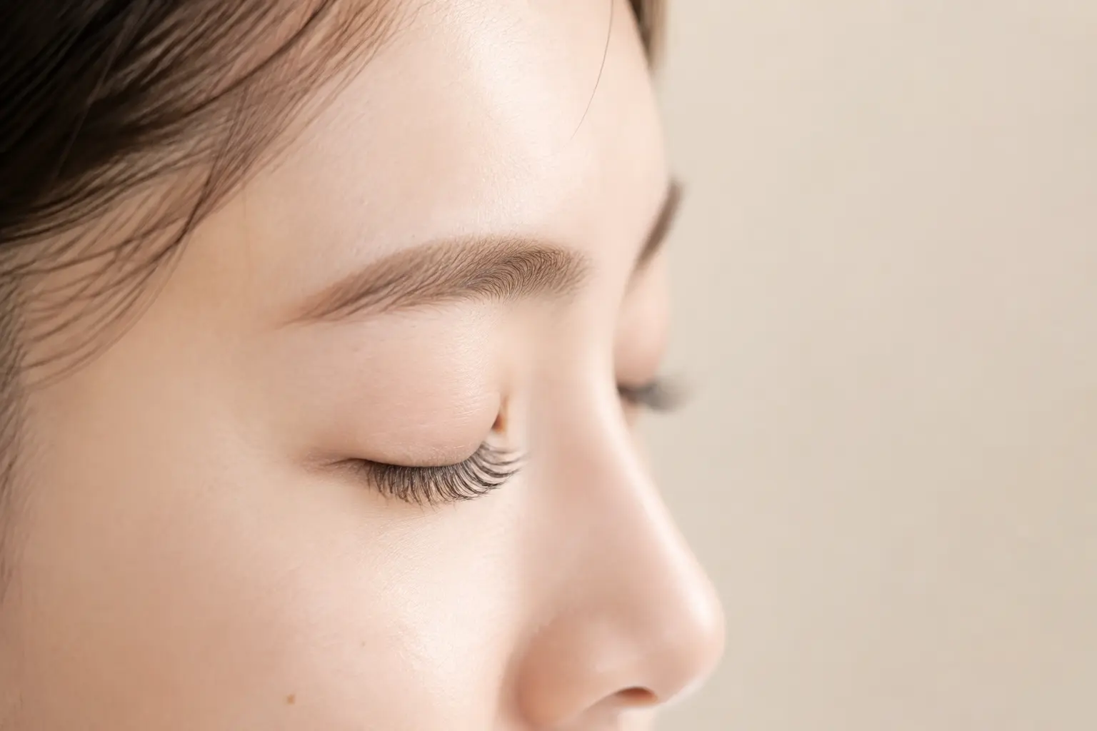 Side profile of naturally curled lashes after a lash lift-inspired look